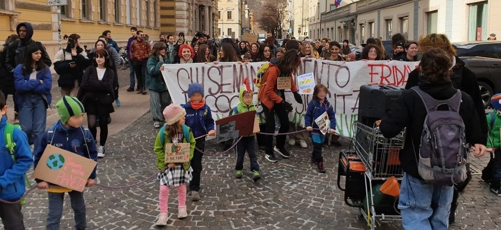 “Le olimpiadi voglio trasformare le montagne in un luna park per pochi”, il corteo di Fridays for future a Trento